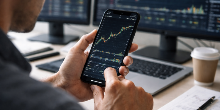 Solana weakens as liquidations rise and sentiment cools